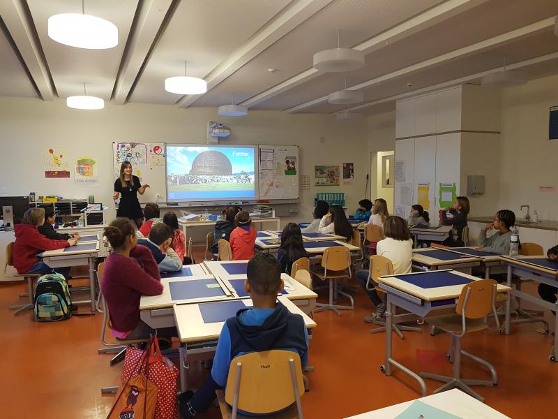 Cristina Bahamonde Castro, nuclear and chemistry engineer, talking to pupils who are not missing a word.