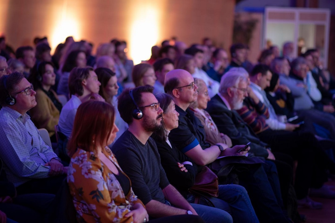 A Globe audience